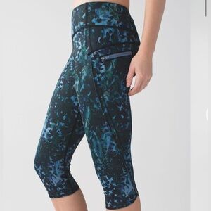 2/$40 Lululemon Blue Black Floral Patterned Crop 17” Leggings Women’s Size 6